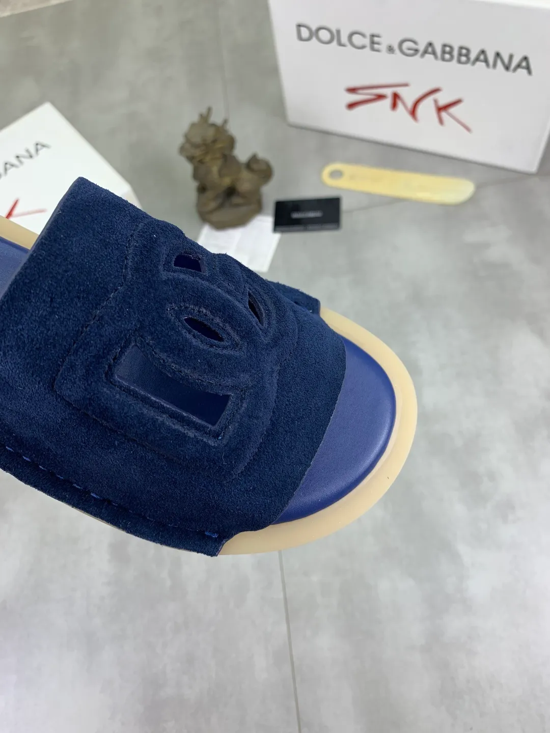 Men's shoes 💰P340 [New model] 💰High quality slippers💎💎💎 DG official website synchronizes the latest slippers 🩴 The highest version on the market, accept material comparison, shoe type comparison, process comparison, practical and textured, versatile and suitable for any occasion, the more you look at it, the more flavorful it becomes. Purely handmade craftsmanship - Upper material, calfskin imported from Italy 🇮🇹 - High-quality water-dyed sheepskin lining - Original high-quality private model customized combination outsole (super comfortable) -Size: 38-45 Color: 6️⃣ colors available